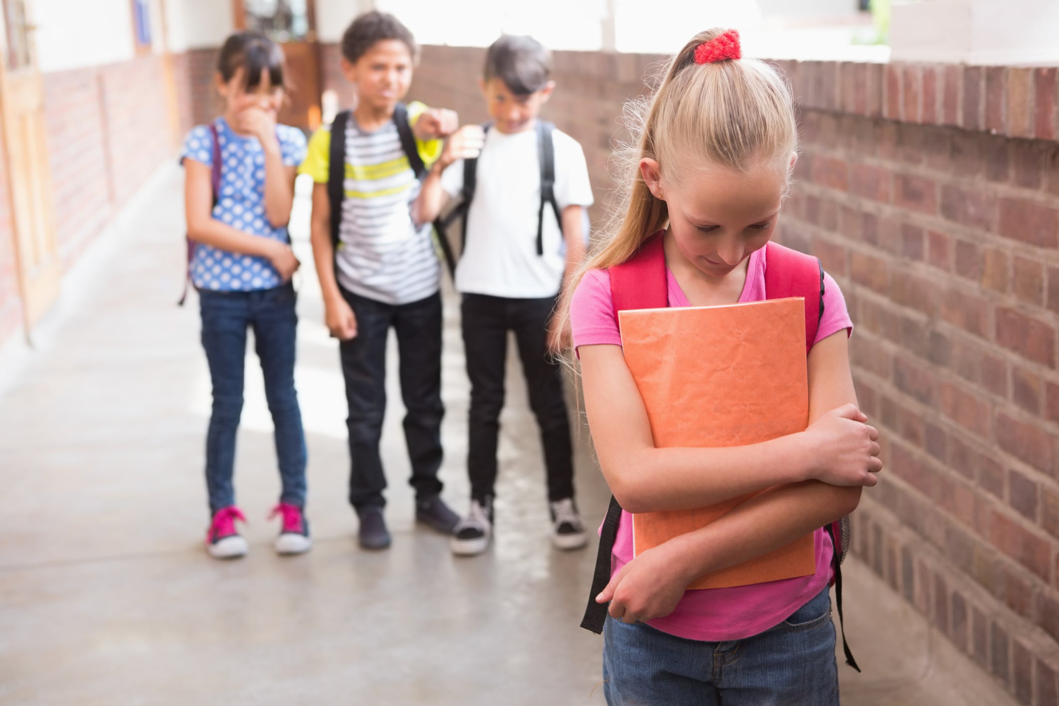 Pare o bullying na escola. valentão adolescente agressivo, agressão verbal  do aluno e ilustração de tipos de violência ou bullying de adolescentes