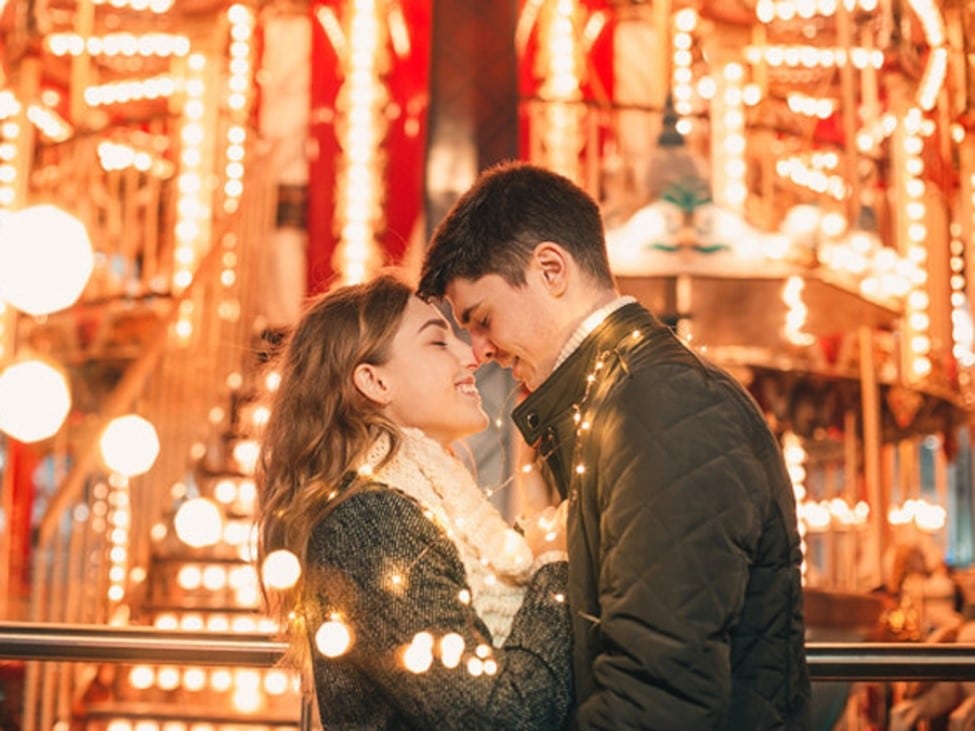 Nós Amamos Tirar Fotos Na Cidade. Um Jovem Casal Tirando Uma