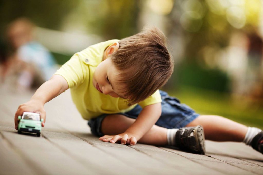 Crianças também precisam ficar sozinhas: psicologia infantil